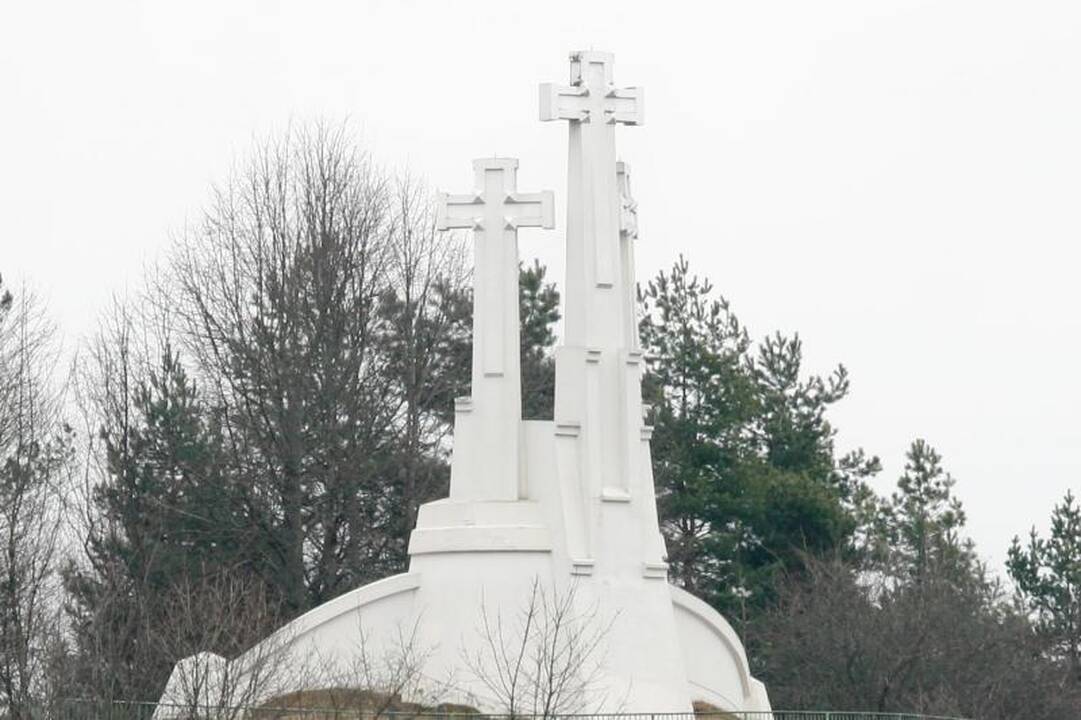 Vilniuje Trijų kryžių kalne ant vieno iš kryžių pakabinta lėlė