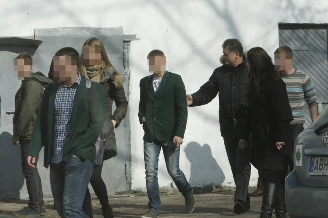 Rūkantys mokiniai sprunka nuo tikrintojų