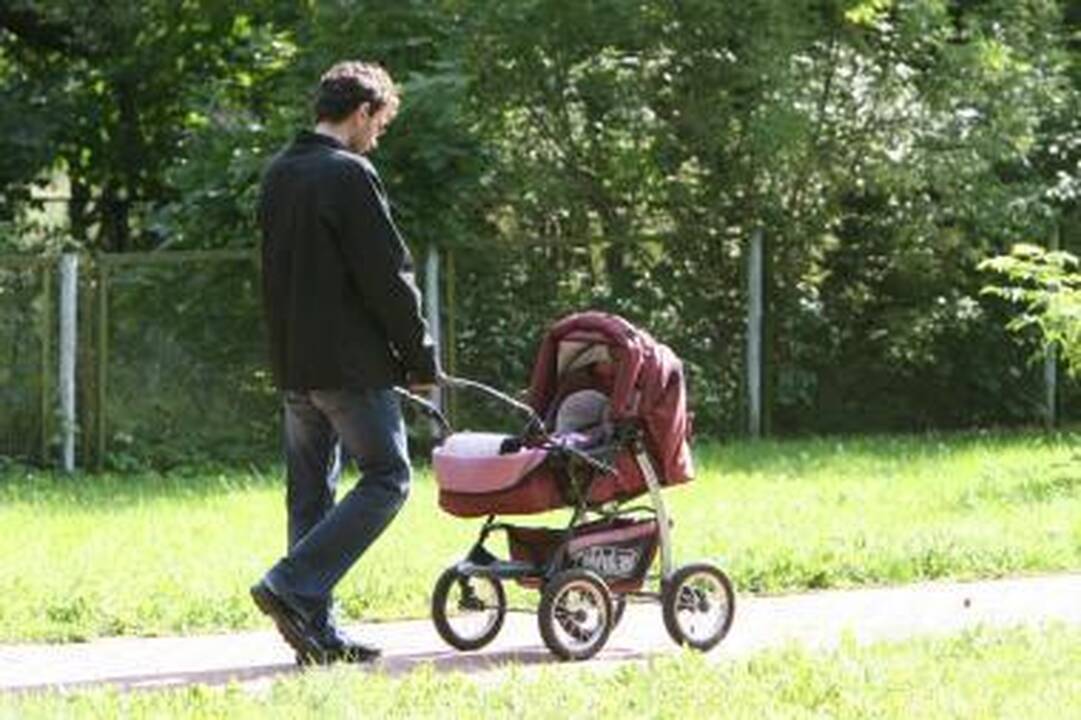 KT aiškinsis, ar autoriaus atlyginimą gavęs tėvas teisėtai negauna tėvystės pašalpos