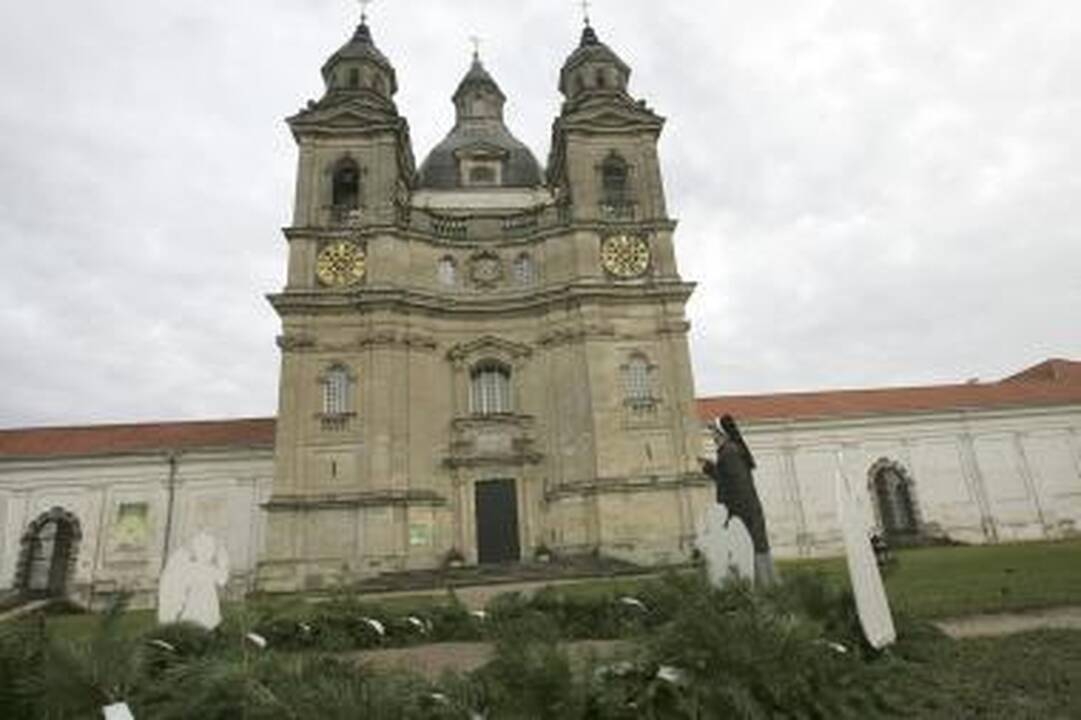 Advento simbolis - vainikas su keturiomis žvakėmis