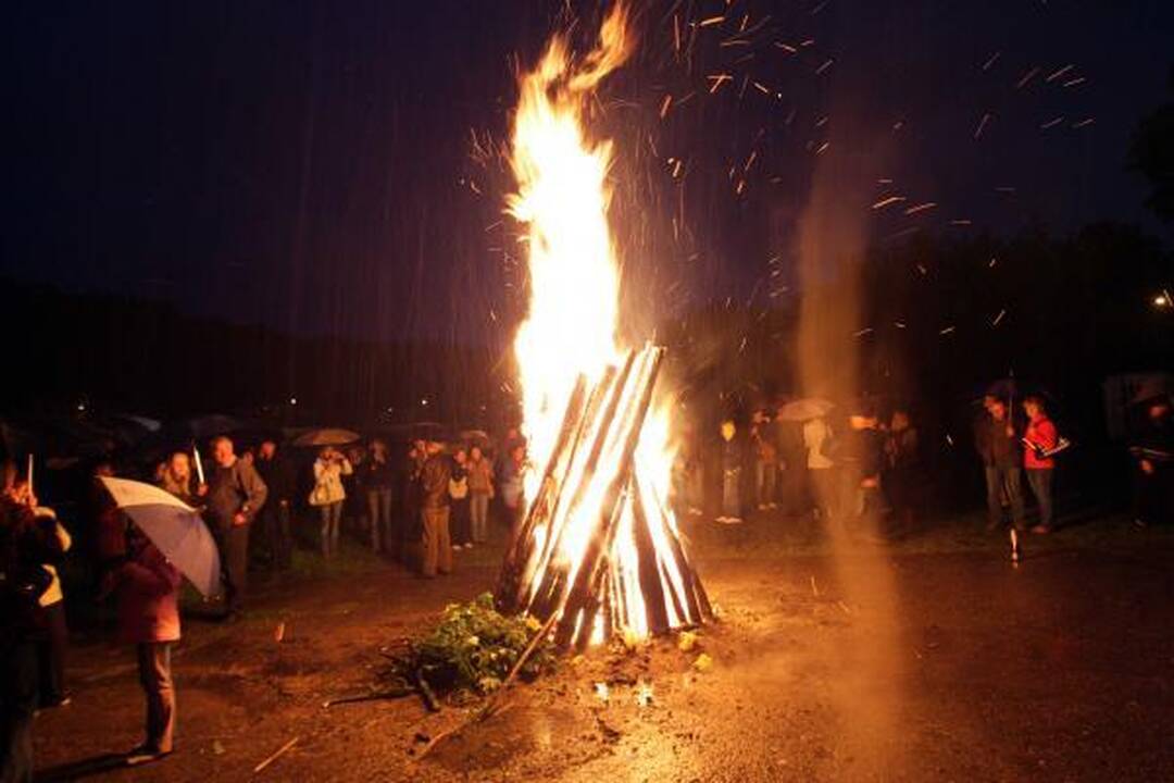 Joninių laužus Kaune gesino lietus