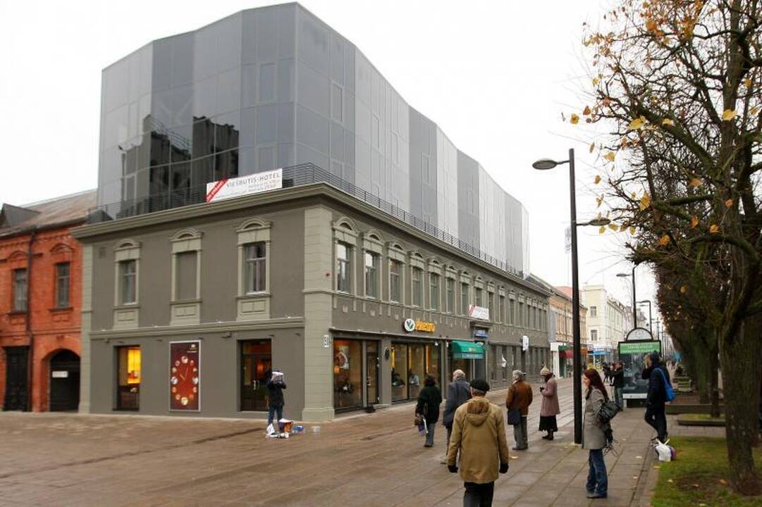 Prie savivaldybės – menininko protestas prieš beveidę architektūrą