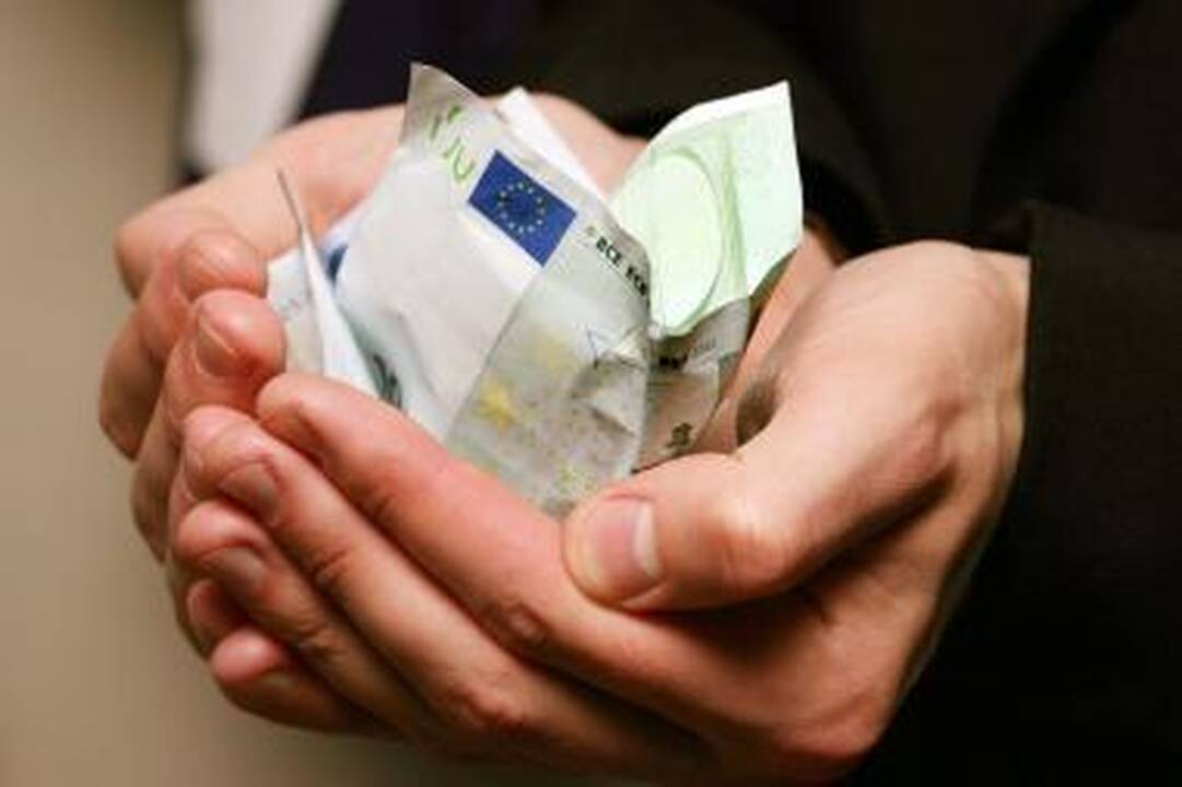 Kovą didėjo įregistruotų įmonių turto areštų skaičius