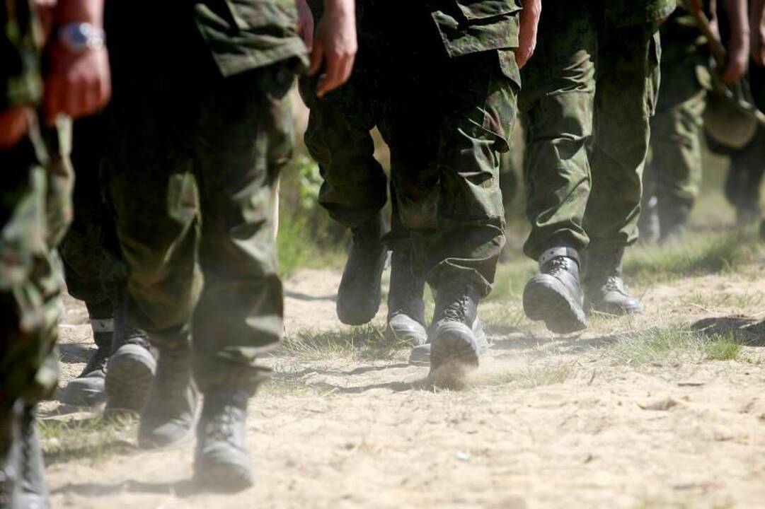 Politikų, teisėjų, karių algos bazinis dydis dar gali likti sumažintas