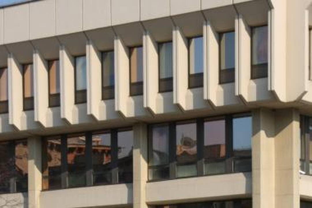 Seime neišsitenkantys valdininkai žvilgčioja į leidyklą