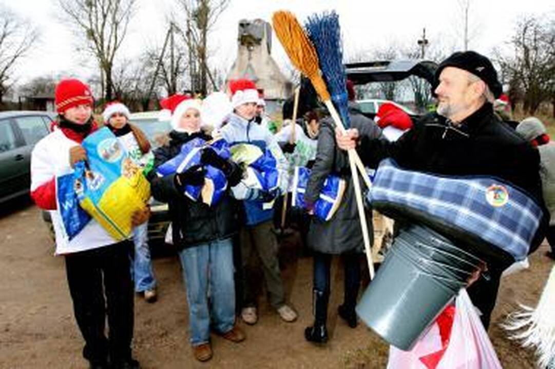 Gimnazistai perdavė paramą gyvūnų prieglaudai  