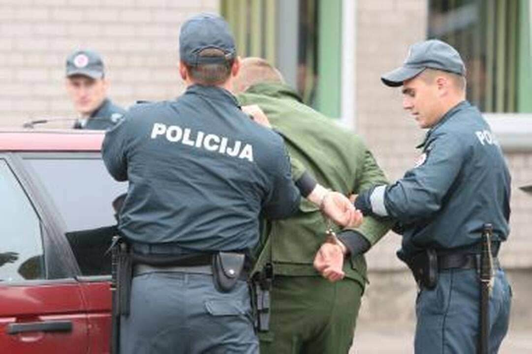 Už surašytą protokolą – kerštas pareigūnų automobiliui