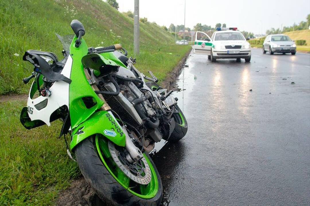 Vilniuje motociklininkas atsitrenkė į stulpą