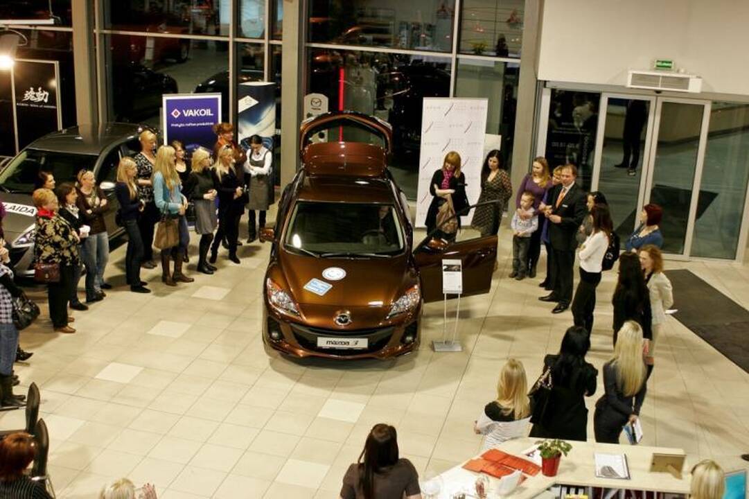 Rotušės aikštėje – senovinių automobilių paradas