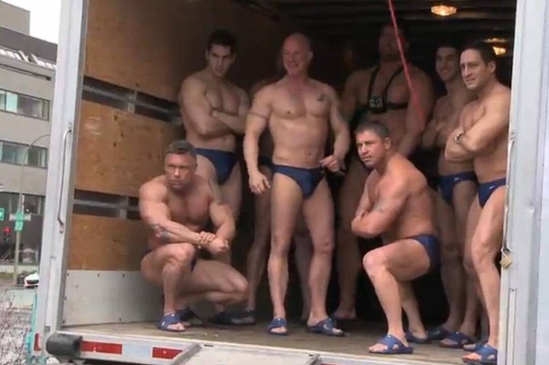 Ar į miniveno bagažinę telpa 11 seksualių vyrukų?