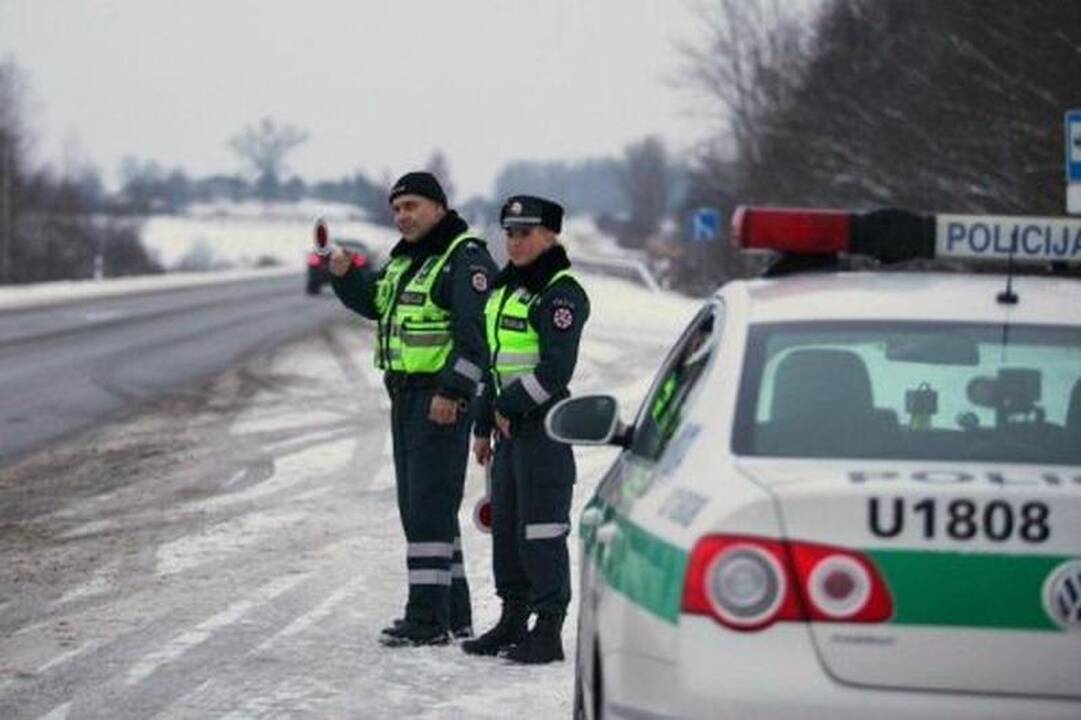 Neblaivus vairuotojas pareigūnams siūlė po 2 tūkst. litų