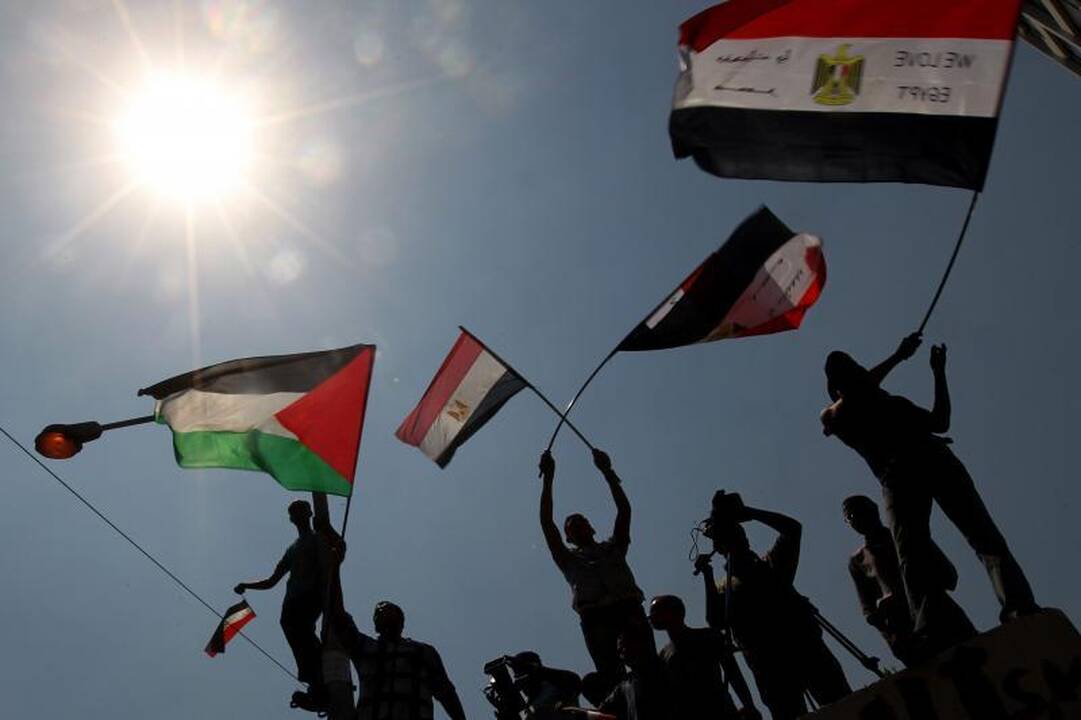 Kaire vienas protestuotojas ant Izraelio ambasados iškėlė Egipto vėliavą