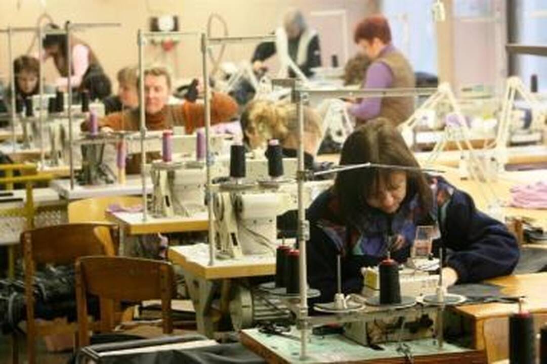 "Lelijos" Rokiškio siuvimo įmonės darbuotojos skundžiasi esančios išnaudojamos 