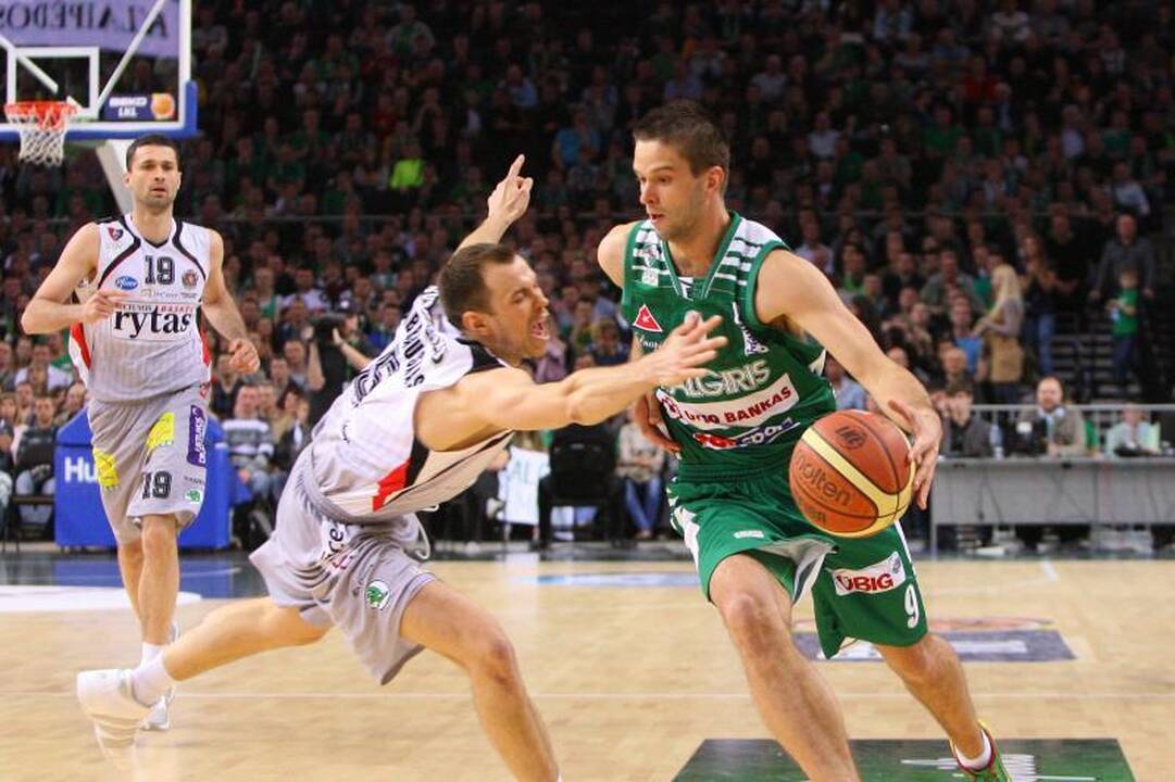 Įsigiję sporto žvaigždžių marškinėlius aistruoliai gali padėti vaikams