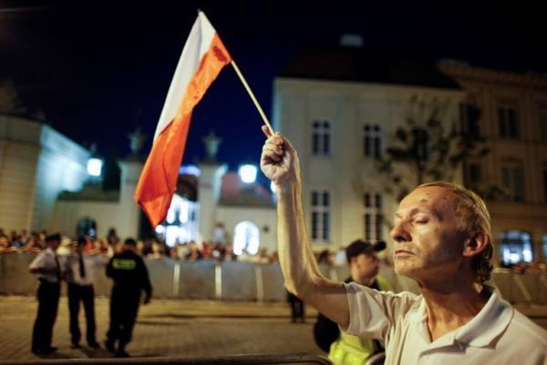 Prie prezidento rūmų Varšuvoje vyko mitingas, reikalaujama, kad atsistatydintų premjeras