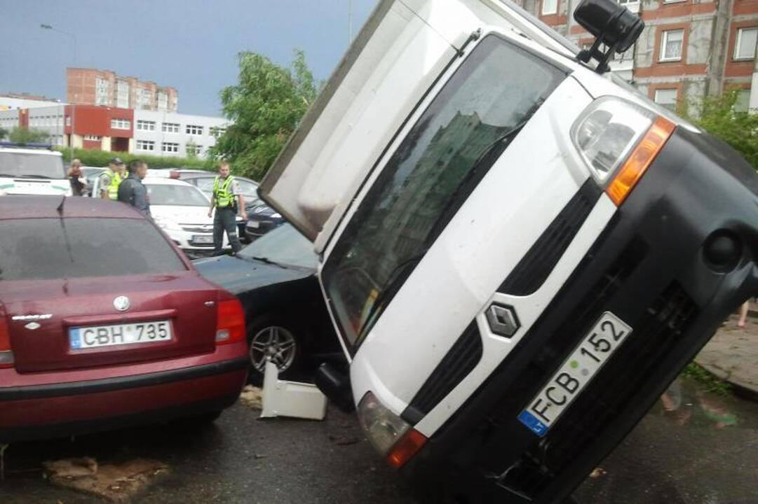 Stichijos siautėjimo metu Klaipėdoje apgadinti aštuoni automobiliai