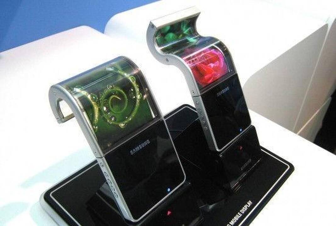 „Samsung“ žengė dar viena žingsnį lanksčiųjų telefonų link