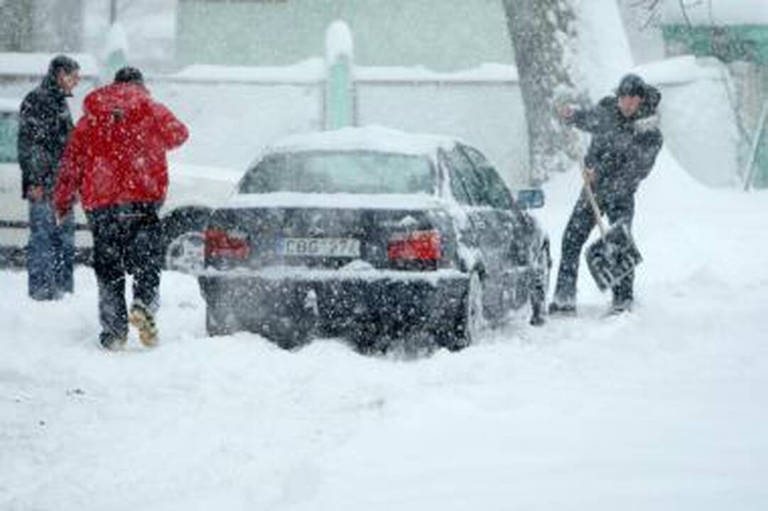 Dėl sniego nukasimo liepė kreiptis į žurnalistus