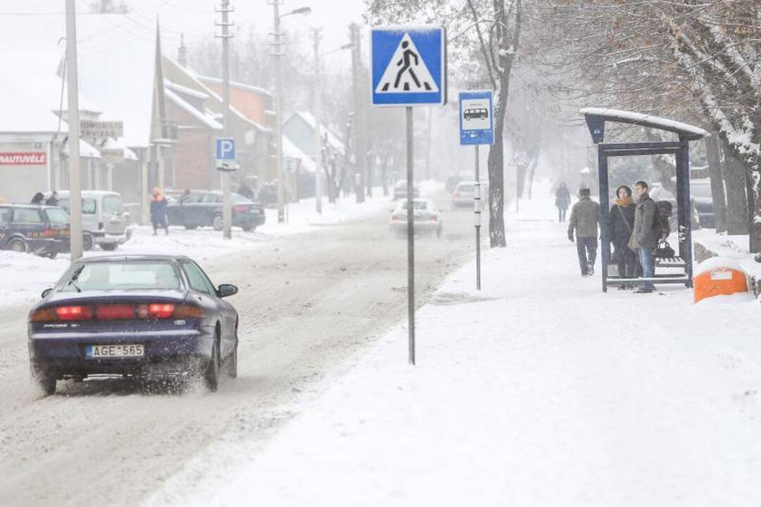 Sniego gniaužtuose atsidūrusiame Kaune – daugiau avarijų 