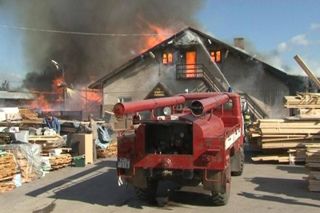 Kretingos rajone kilo didžiulis gaisras, sudegė medienos įmonė