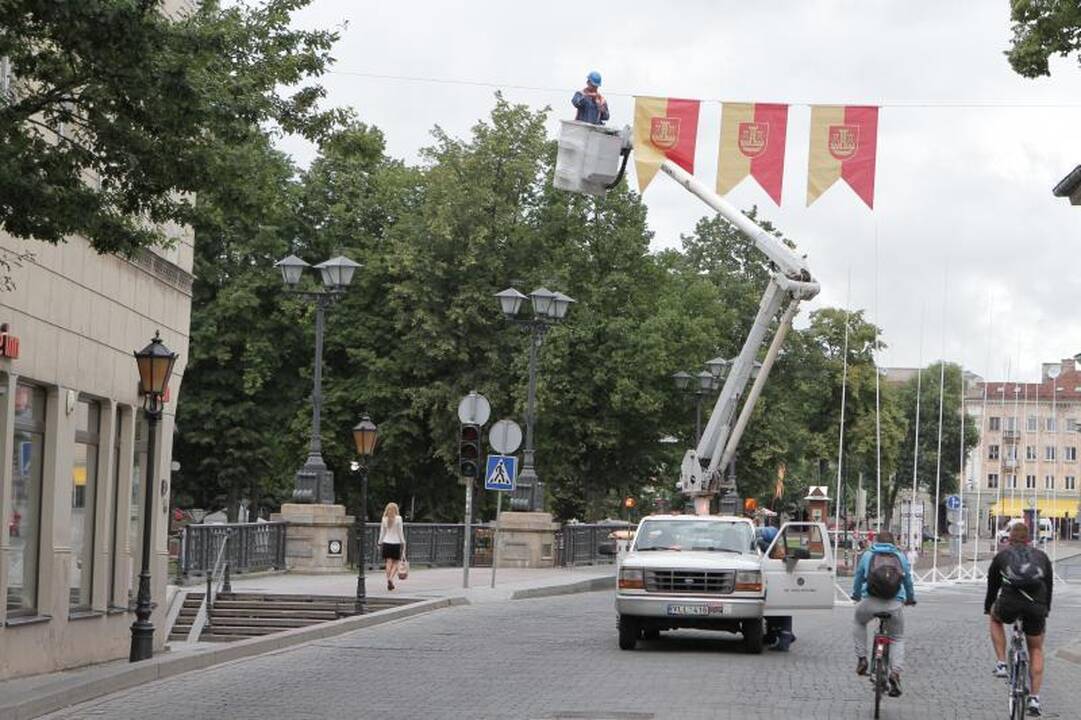 Klaipėda jau dabinasi  šventiniu  rūbu   
