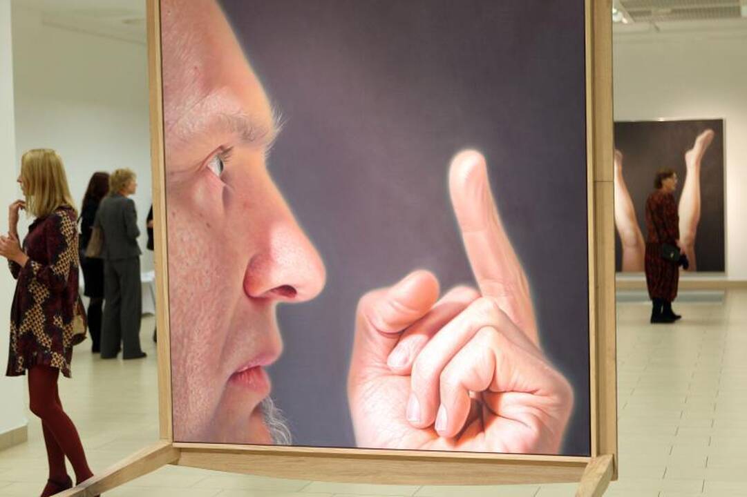 R.Bartkaus darbų vyras nepamatė, nes galerijos darbuotojas pramigo?