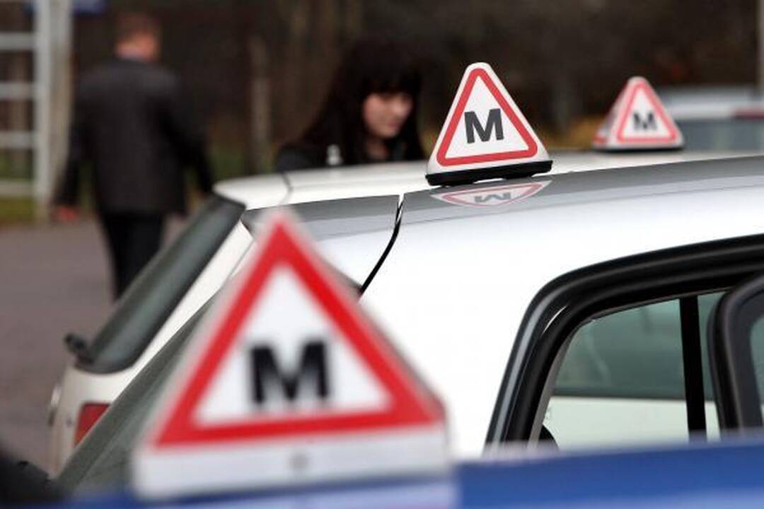 Naujoji tvarka piktina vairavimo mokyklas
