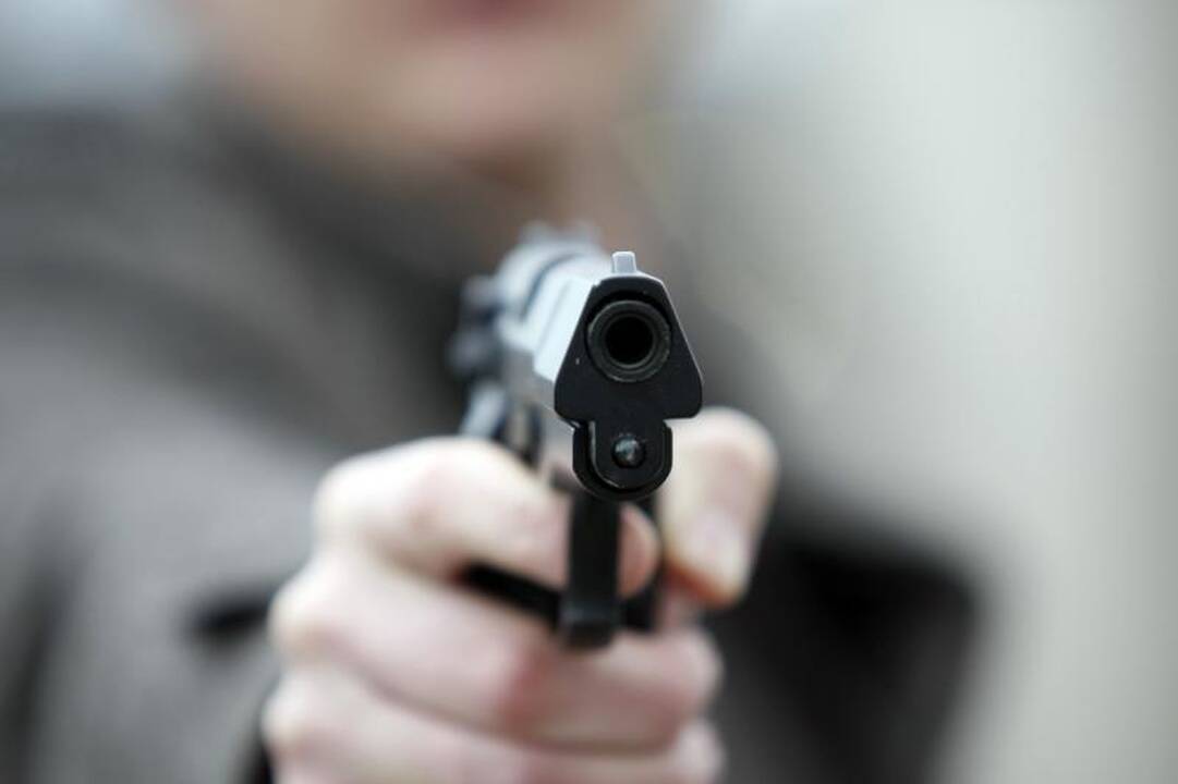 Plungės rajone vyras susižalojo šaunamuoju ginklu