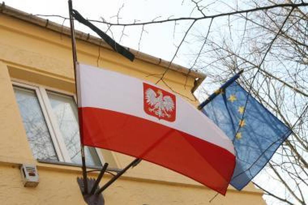 Lenkijos vėliava – su juodu kaspinu