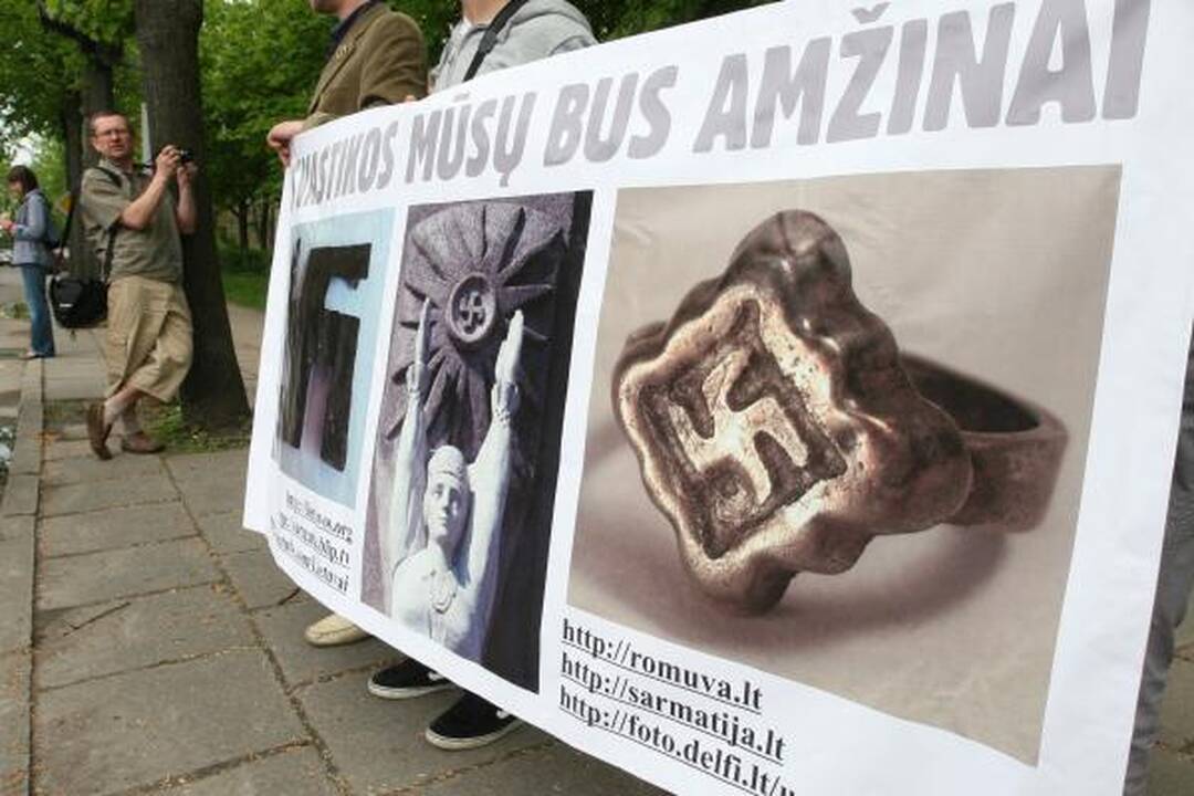Lietuviškos svastikos – priešais uostamiesčio komisariatą