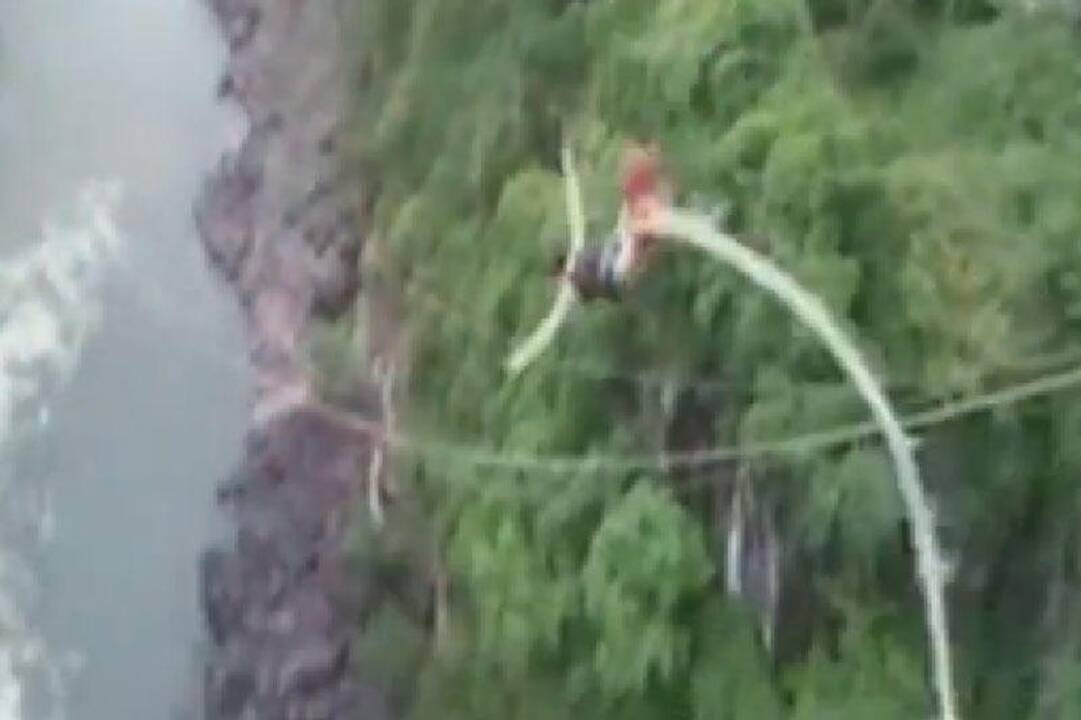 Per plauką nuo tragedijos: ekstremalus šuolis su guma
