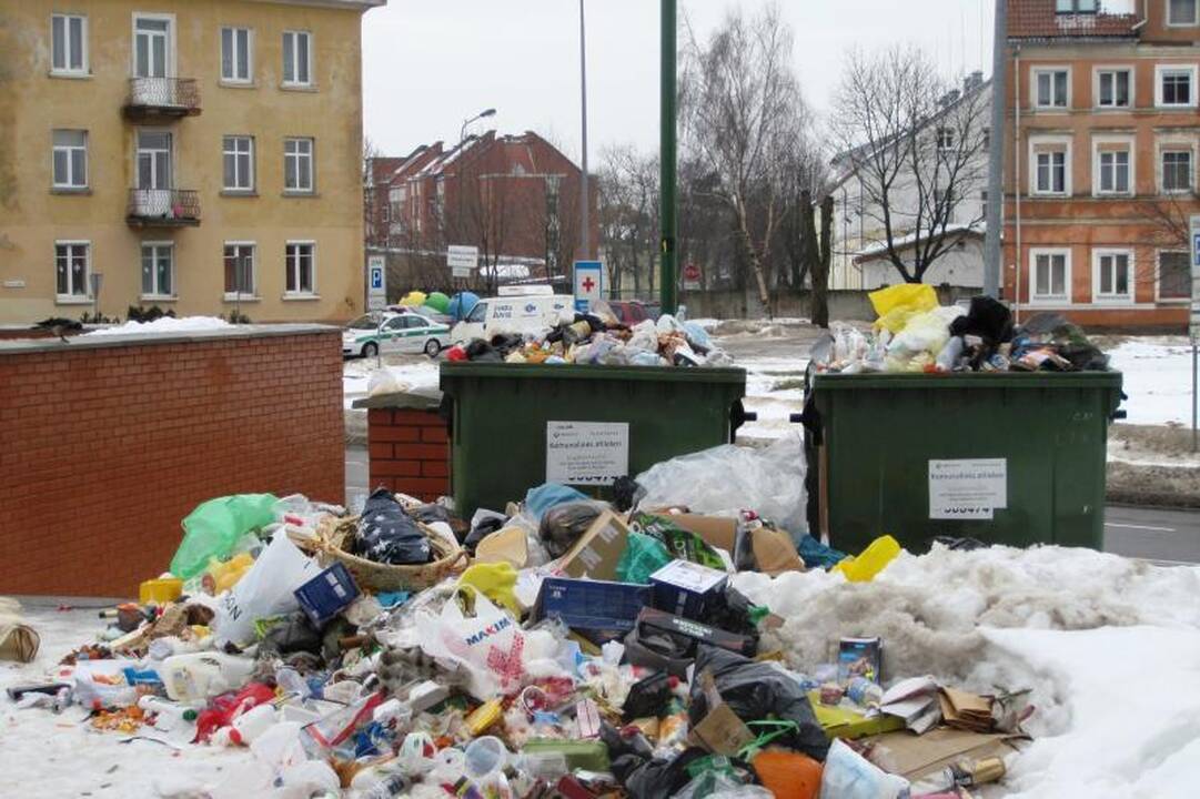 Kalėdų ar nerangumo pasekmės? Daugiabučio kiemas virto šiukšlynu