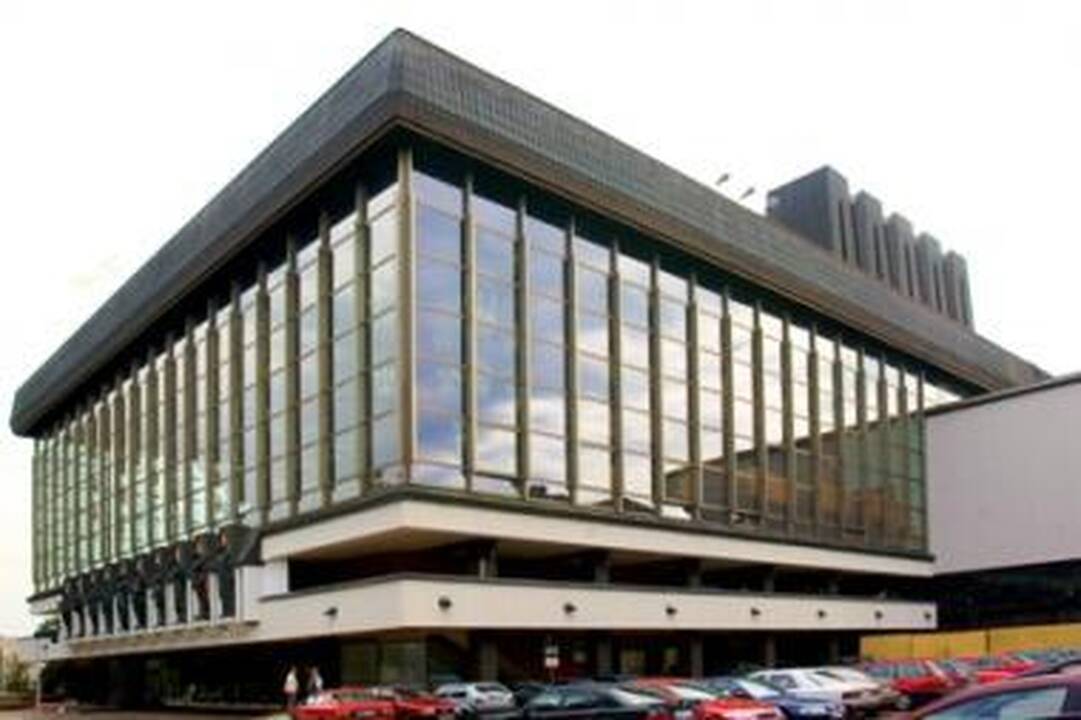 Ugniagesiai gesino Operos ir baleto teatro stogą