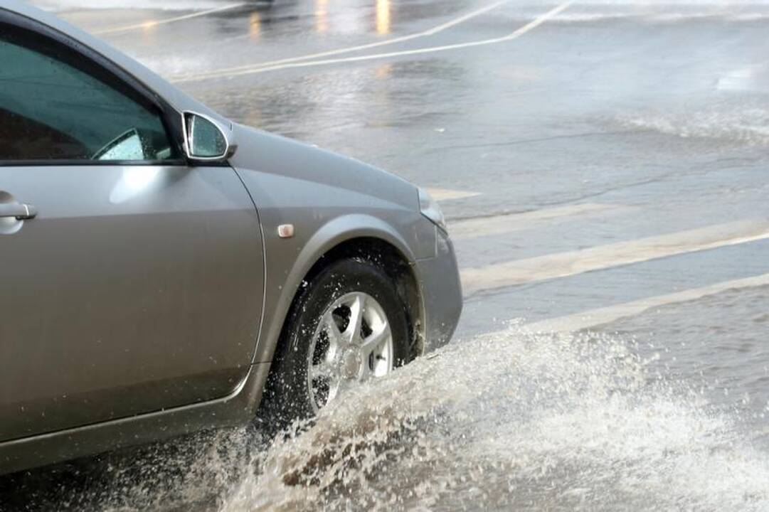 Patarimai, kaip suvaldyti automobilį lyjant