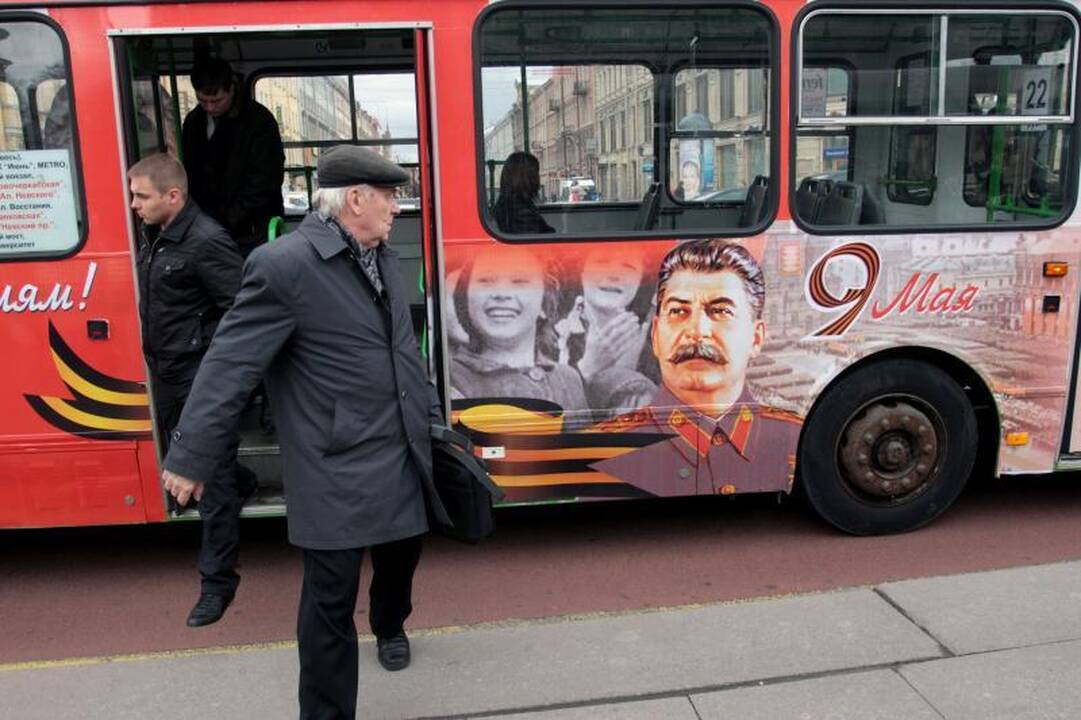 Rusijos gyventojai nepatenkinti autobusais su Stalino atvaizdu
