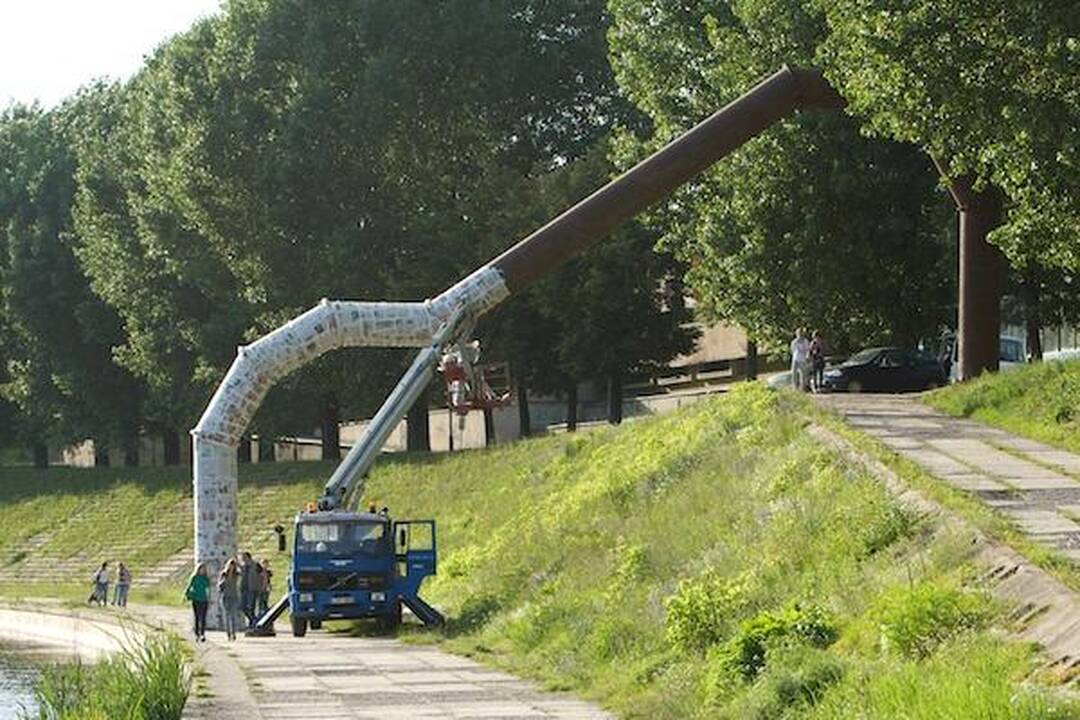 Vamzdį prie Neries krantinės apklijavo laikraščiais (papildyta)