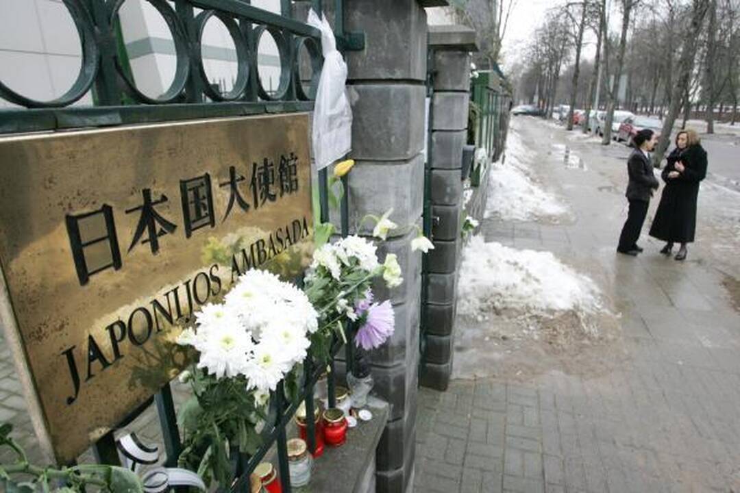 Seimo pirmininkė padėjo gėlių ir uždegė žvakutę prie Japonijos ambasados