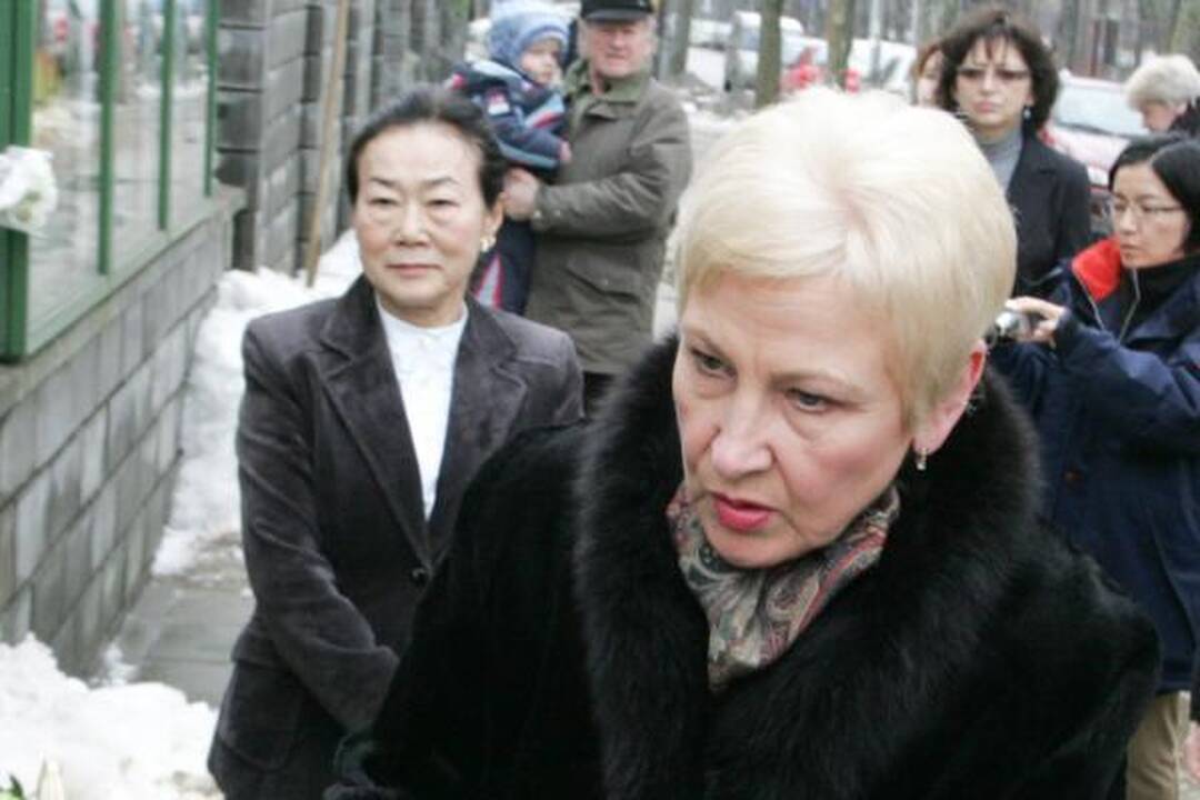 Seimo pirmininkė padėjo gėlių ir uždegė žvakutę prie Japonijos ambasados
