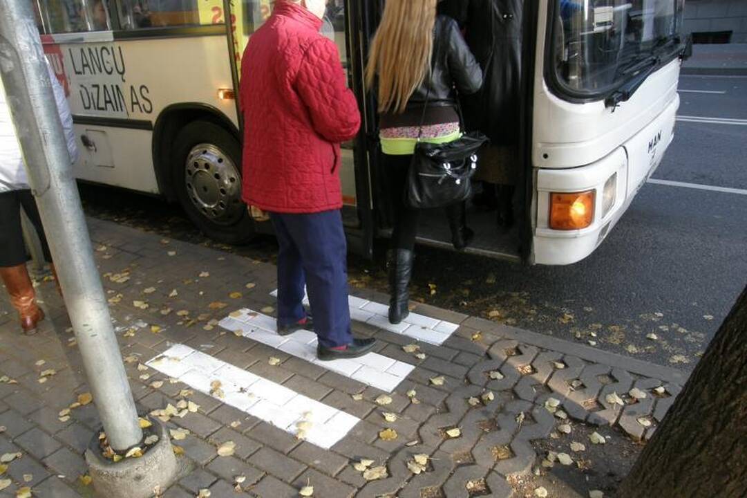 Klaipėdoje autobuso durys keleivei prispaudė ranką