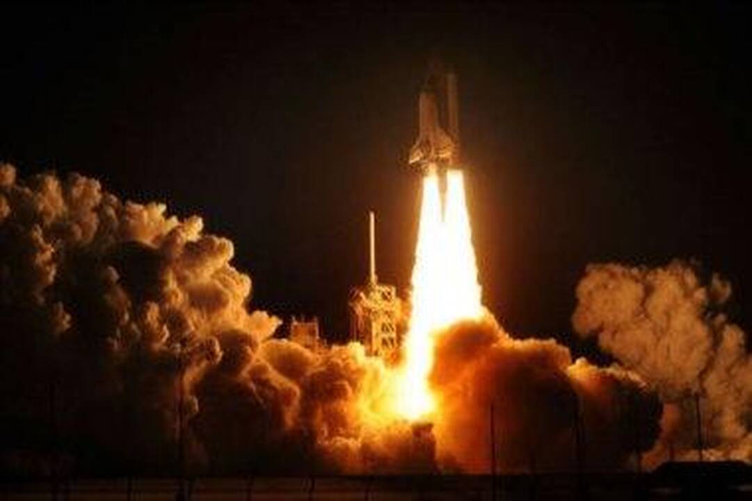 Į kosmosą pakilo erdvėlaivis "Discovery"