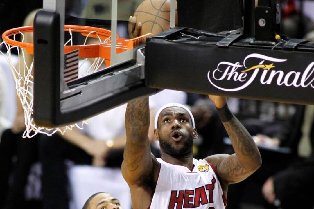 LeBronas Jamesas svajoja apie geriausiai besiginančio titulą