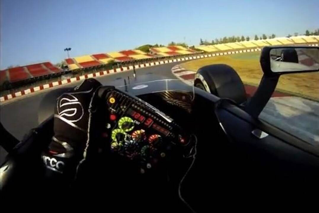Kaip per „Formulės – 1“ lenktynes pilotas mato trasą?