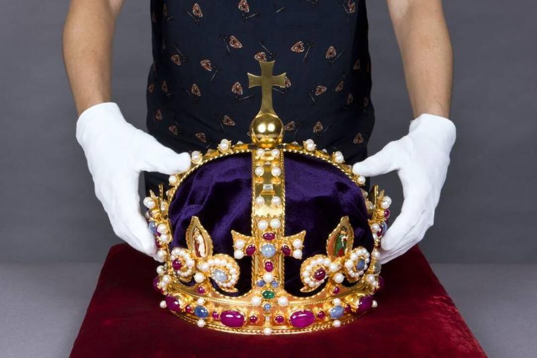 Britanijoje bus eksponuojama atkurta dingusi Henriko VIII karūna