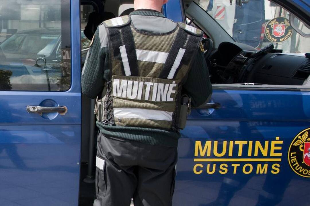 Muitinės pareigūnė įtariama atskleidusi valstybinę paslaptį