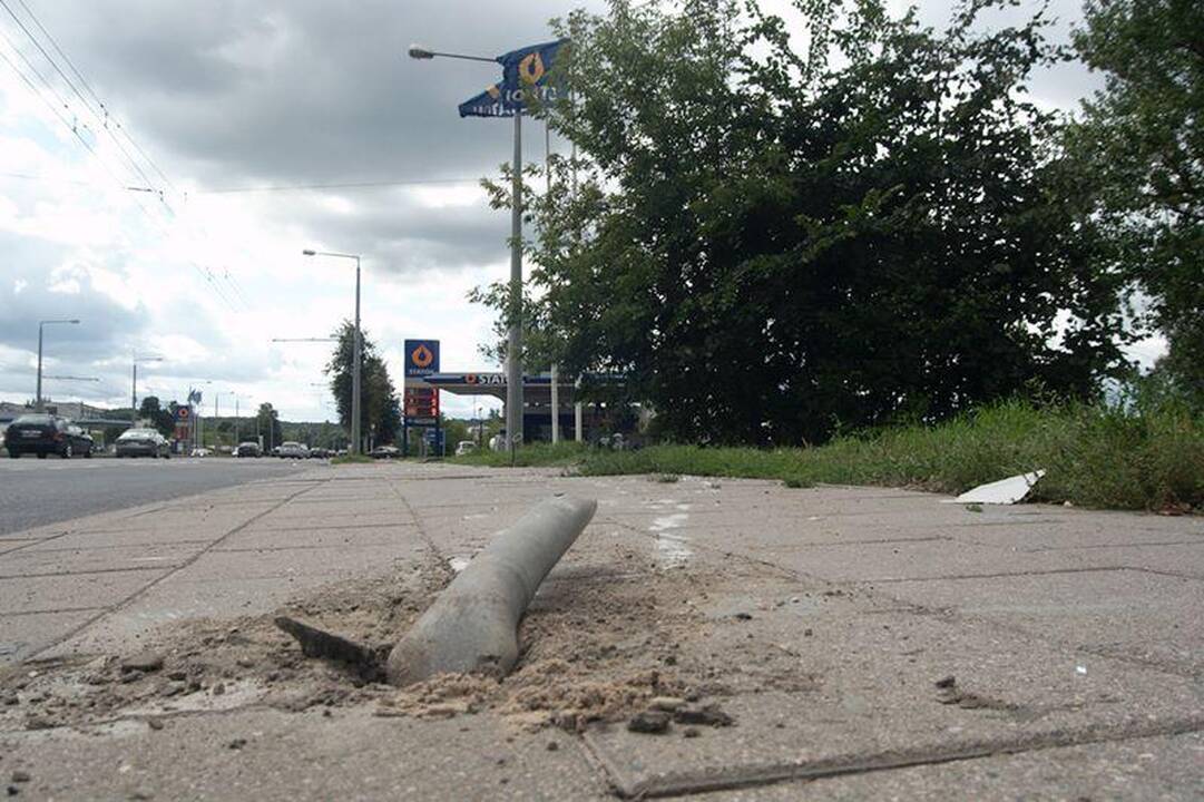 Stotelę suniokojęs BMW įlėkė į degalinę