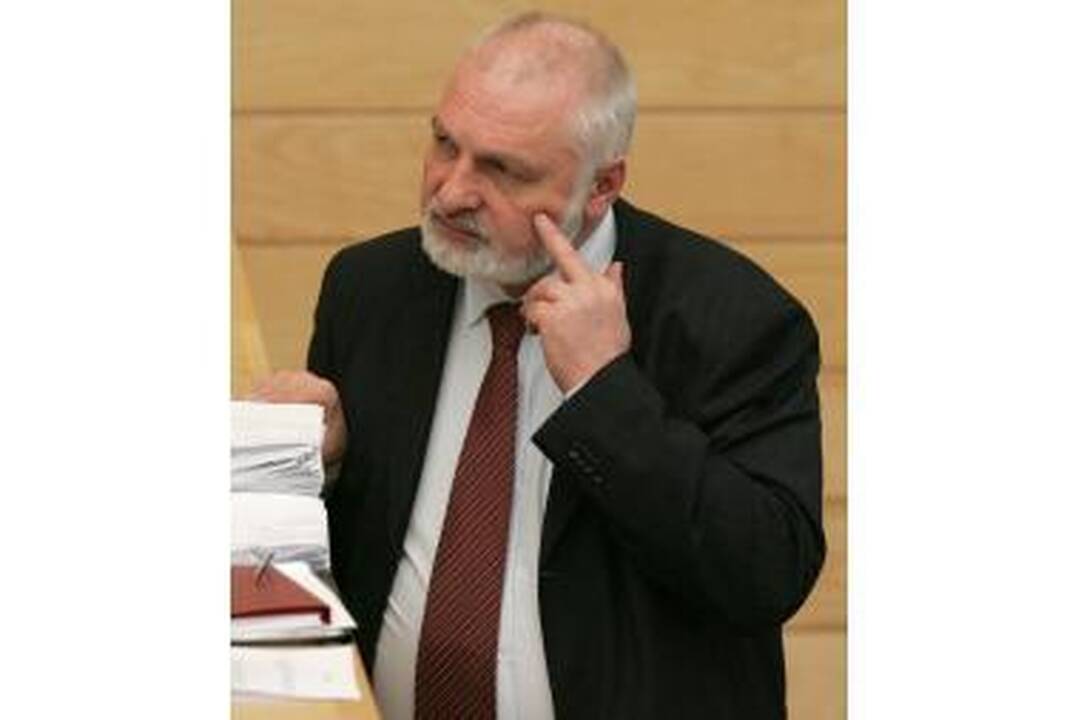 Žada kovoti prieš dvigubus parlamentarų atlyginimus