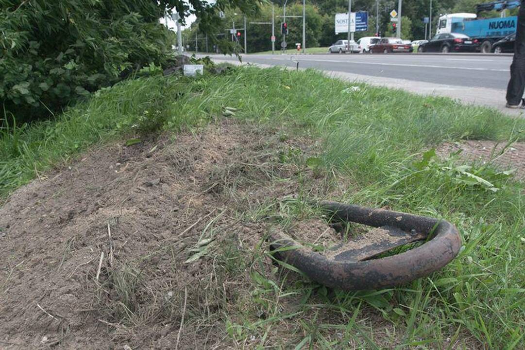 Stotelę suniokojęs BMW įlėkė į degalinę