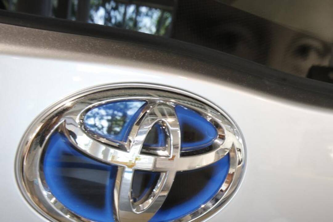 „Toyota“ savo automobiliuose krauti telefonus siūlys bevieliu būdu