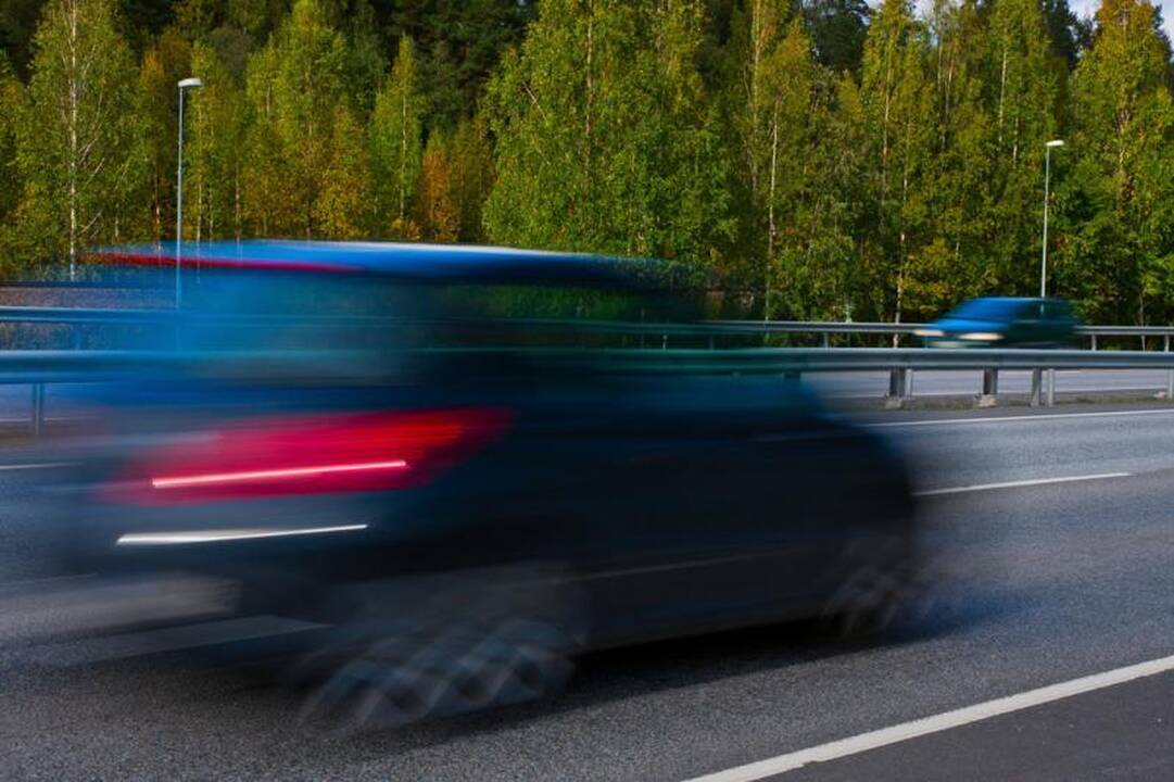 Telšių rajone girtas vairuotojas trenkėsi į medį ir užmigo