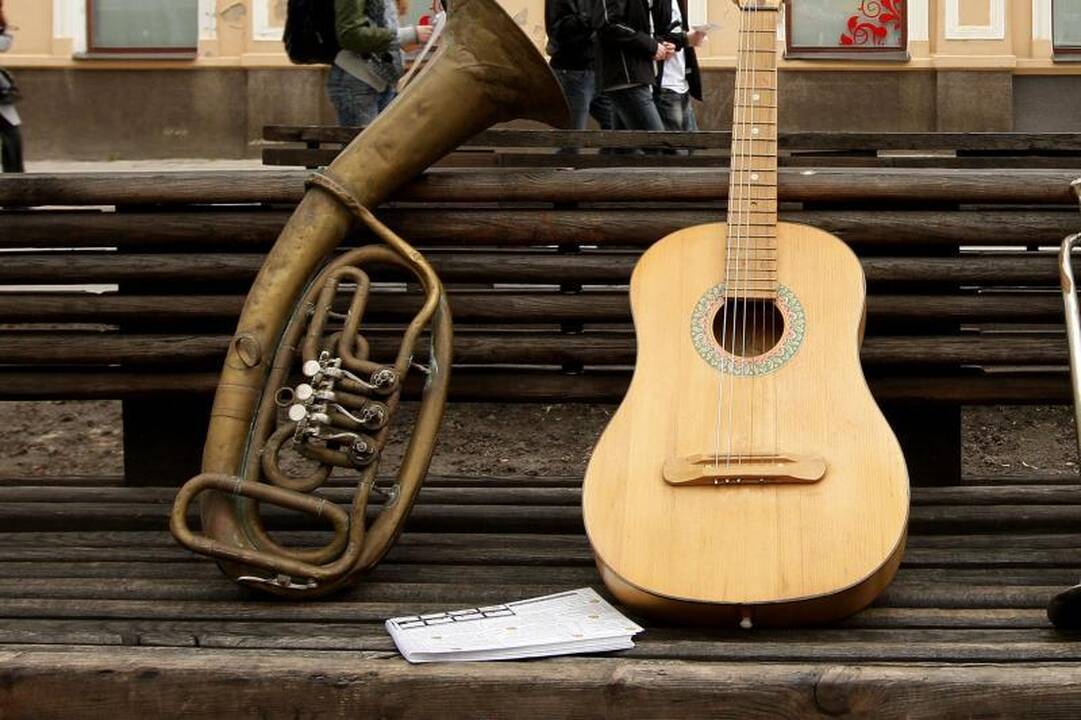 Skambinimo gitara iššūkiai nesvarumo būsenoje